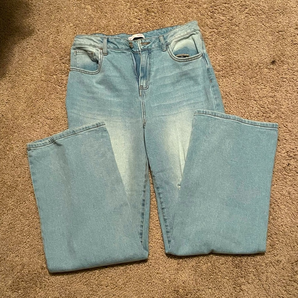 Light Wash Wide Legged Jeans